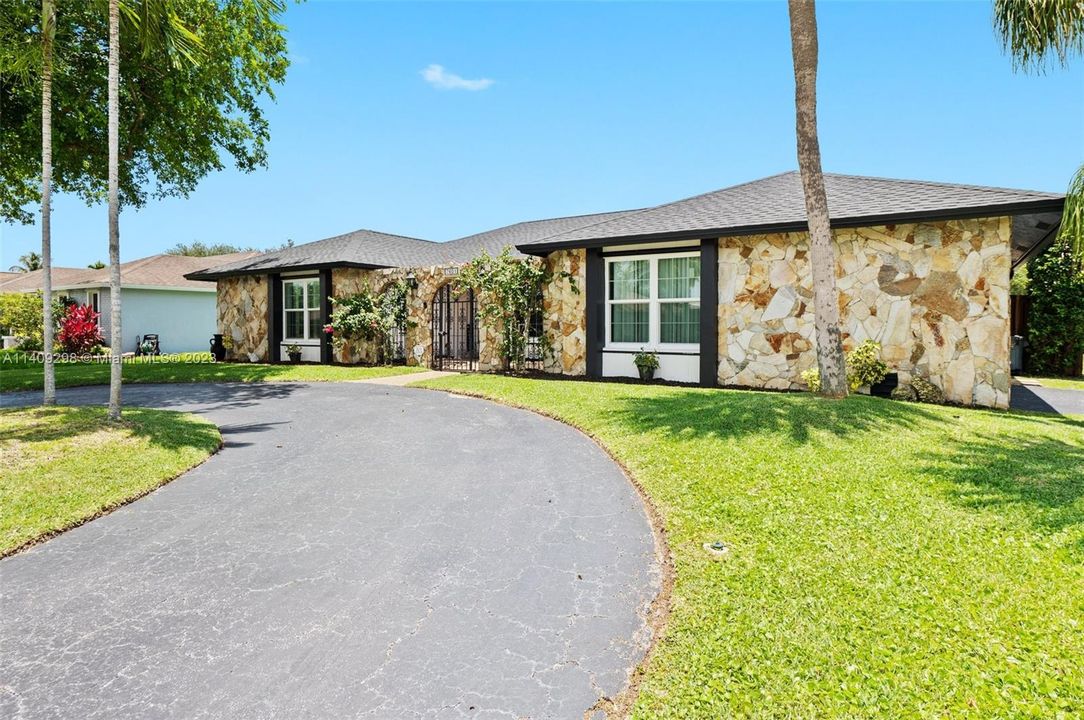 Recently Sold: $699,999 (4 beds, 2 baths, 2348 Square Feet)