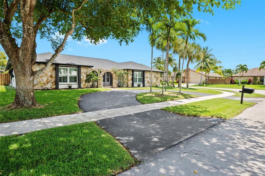 Recently Sold: $699,999 (4 beds, 2 baths, 2348 Square Feet)