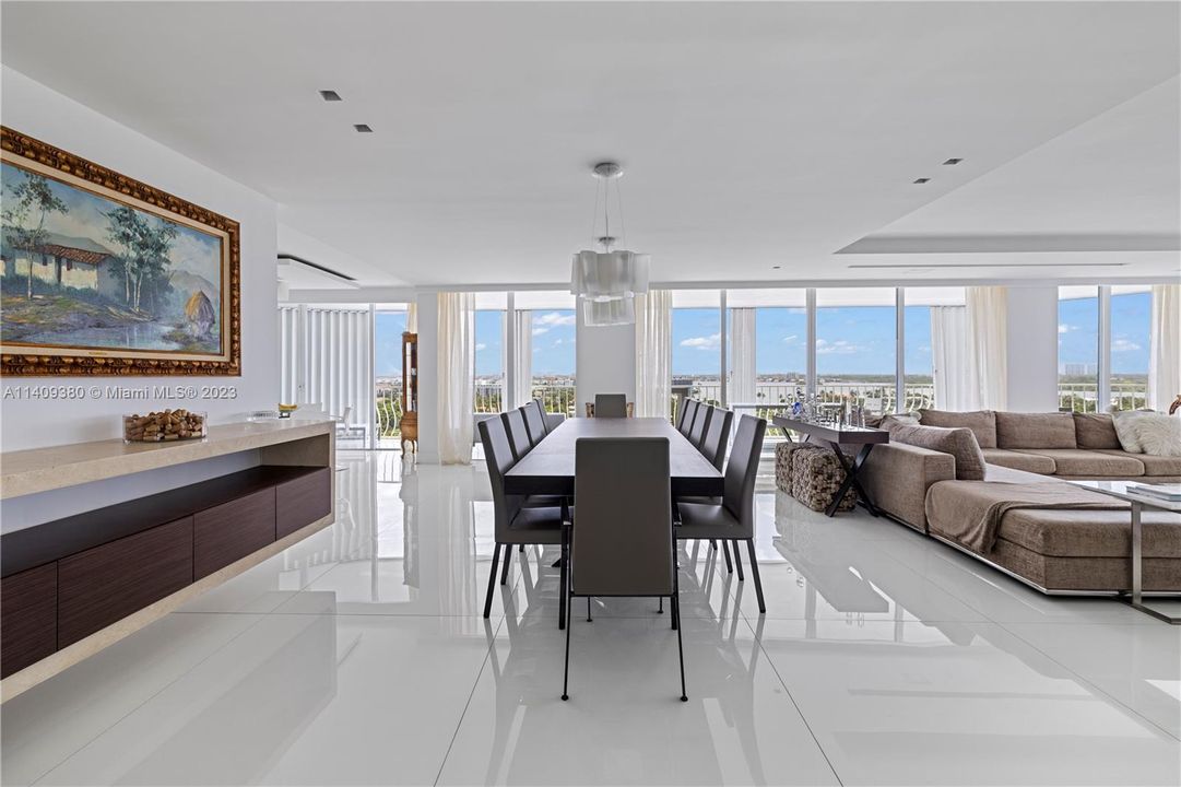 For Sale: $4,905,000 (5 beds, 5 baths, 3300 Square Feet)