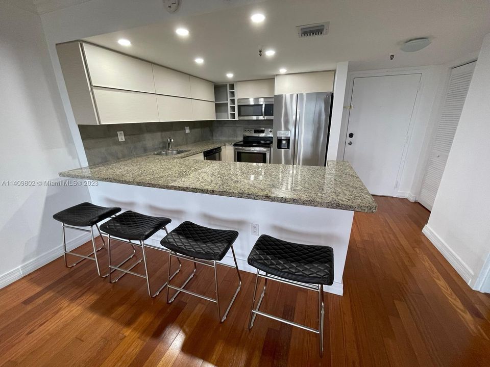 Recently Sold: $435,000 (1 beds, 2 baths, 790 Square Feet)