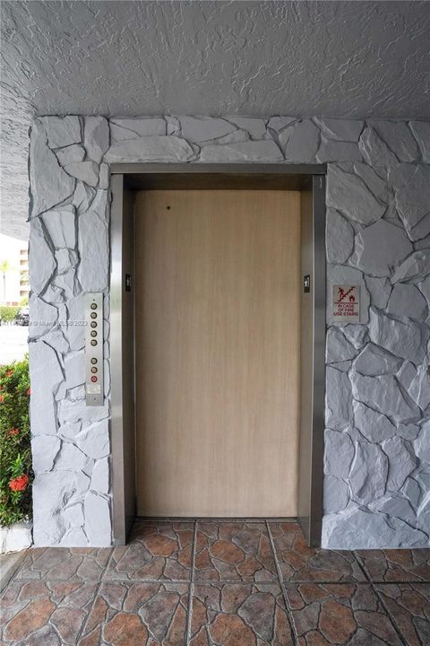 Recently Sold: $339,900 (2 beds, 2 baths, 1190 Square Feet)