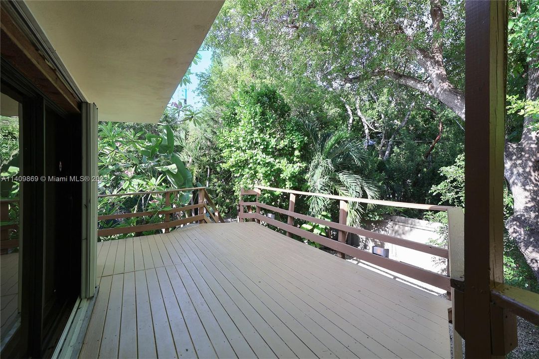 Well shaded side deck