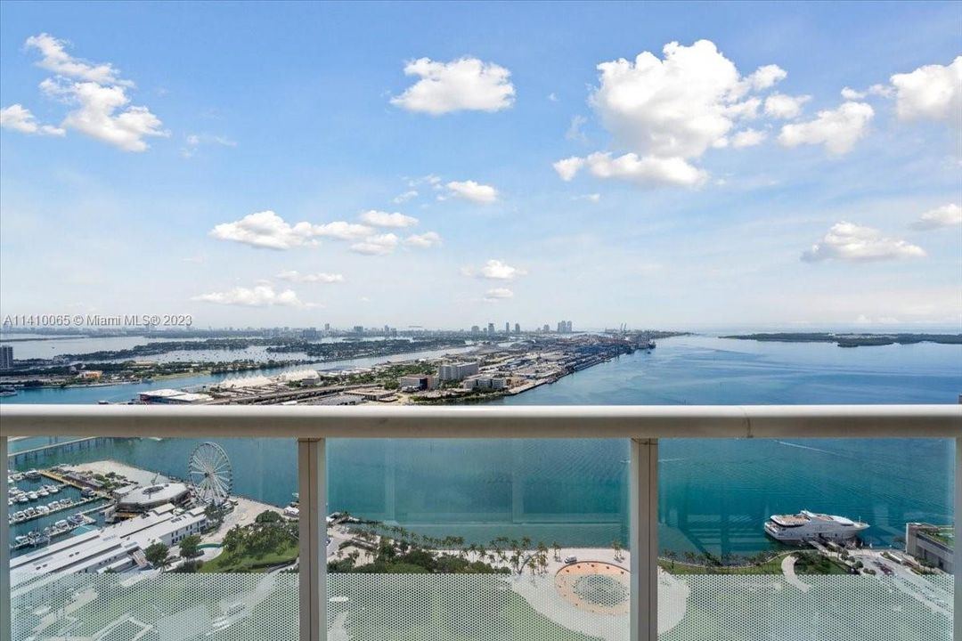 Recently Sold: $950,000 (2 beds, 2 baths, 1357 Square Feet)