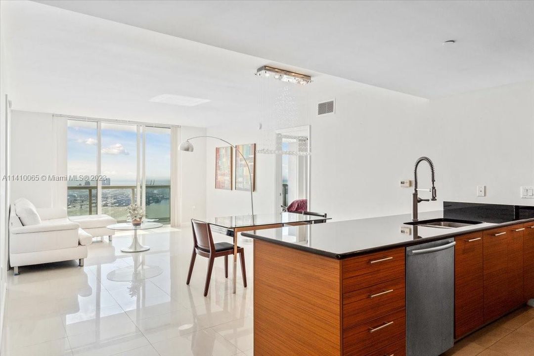 Recently Sold: $950,000 (2 beds, 2 baths, 1357 Square Feet)