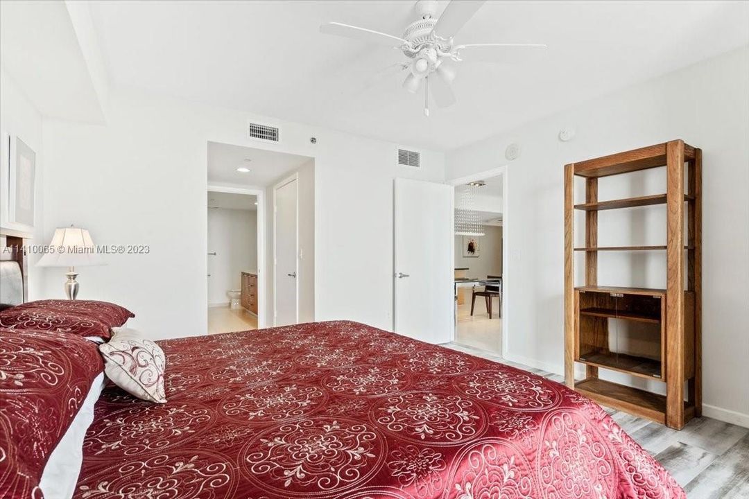 Recently Sold: $950,000 (2 beds, 2 baths, 1357 Square Feet)