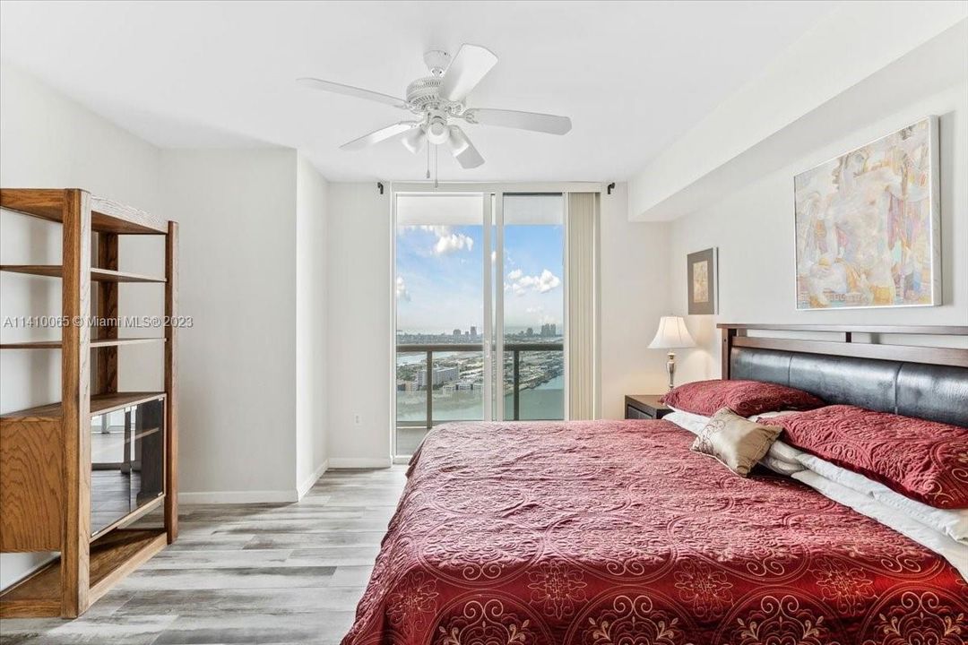 Recently Sold: $950,000 (2 beds, 2 baths, 1357 Square Feet)