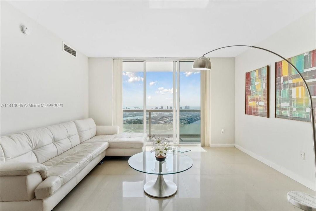 Recently Sold: $950,000 (2 beds, 2 baths, 1357 Square Feet)