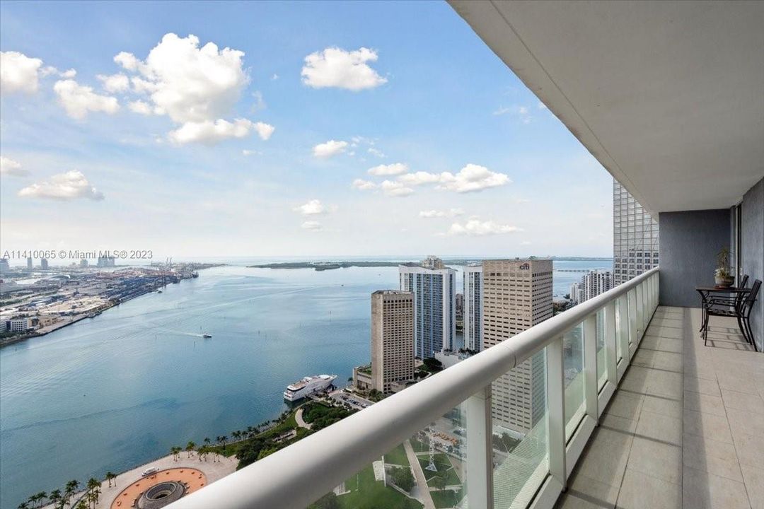 Recently Sold: $950,000 (2 beds, 2 baths, 1357 Square Feet)