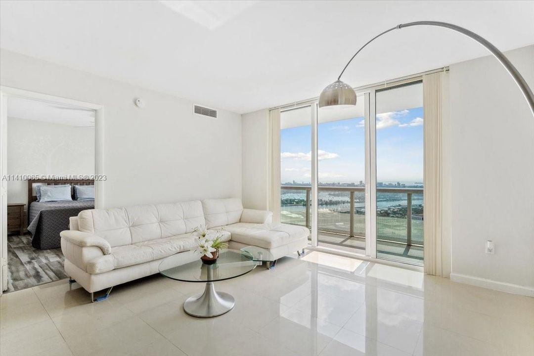 Recently Sold: $950,000 (2 beds, 2 baths, 1357 Square Feet)