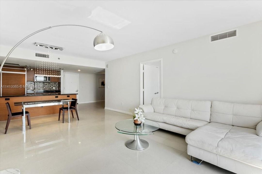 Recently Sold: $950,000 (2 beds, 2 baths, 1357 Square Feet)