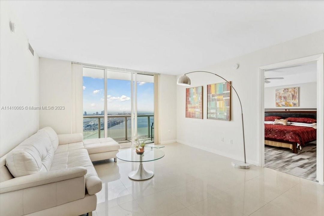 Recently Sold: $950,000 (2 beds, 2 baths, 1357 Square Feet)