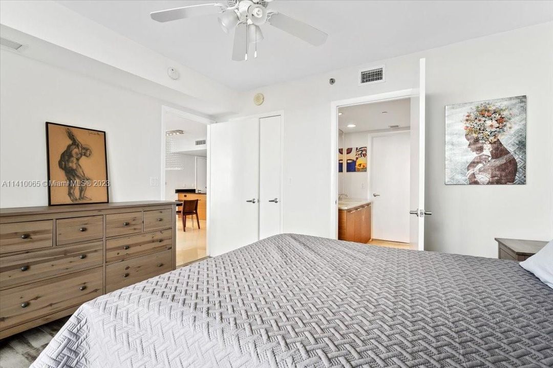 Recently Sold: $950,000 (2 beds, 2 baths, 1357 Square Feet)