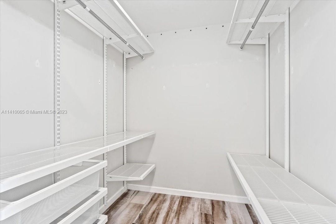 Recently Sold: $950,000 (2 beds, 2 baths, 1357 Square Feet)