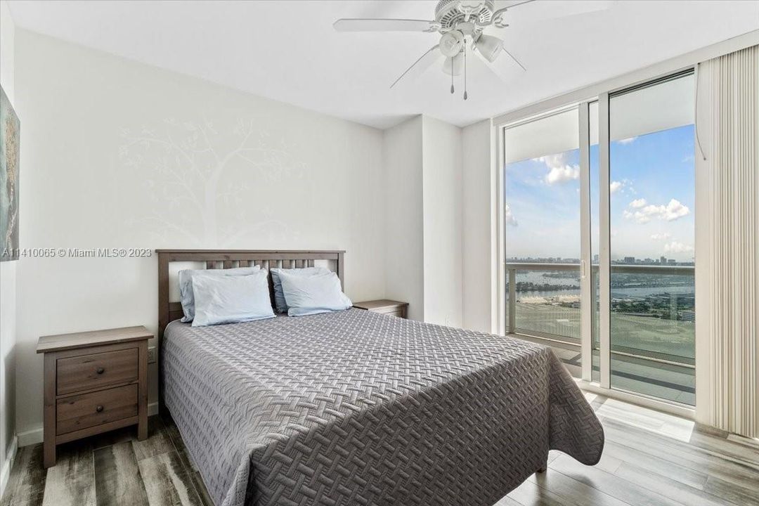 Recently Sold: $950,000 (2 beds, 2 baths, 1357 Square Feet)