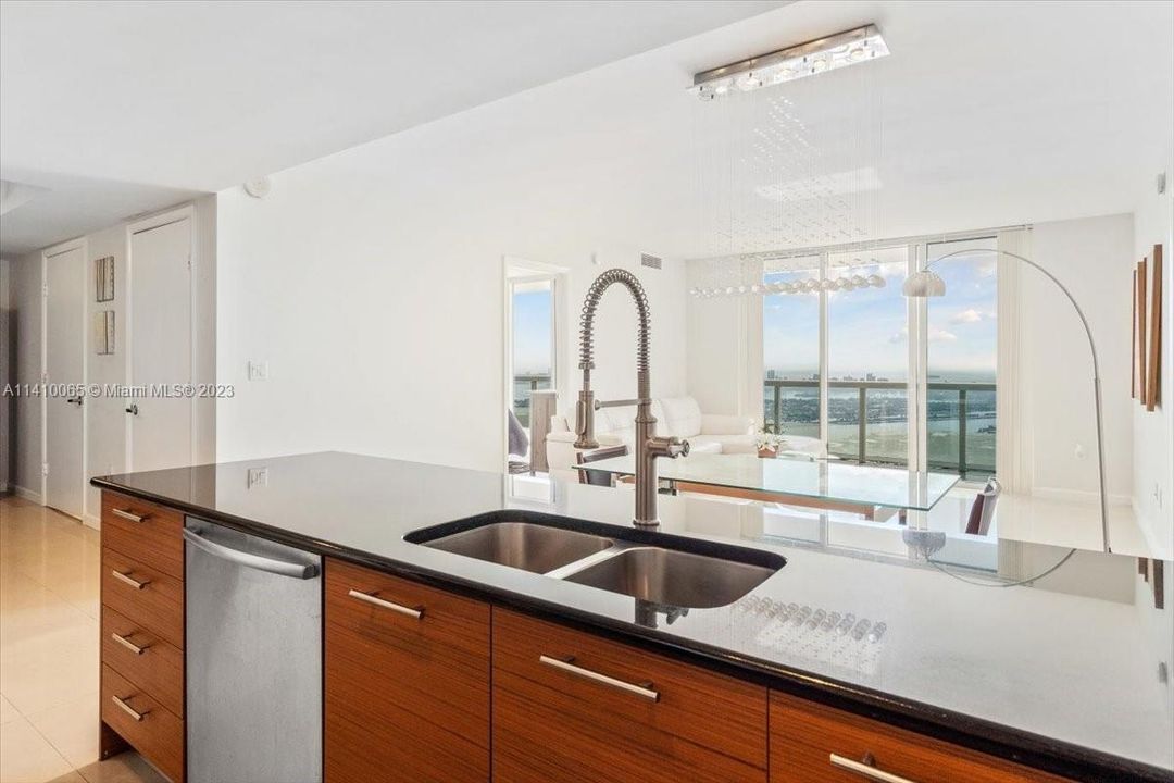 Recently Sold: $950,000 (2 beds, 2 baths, 1357 Square Feet)