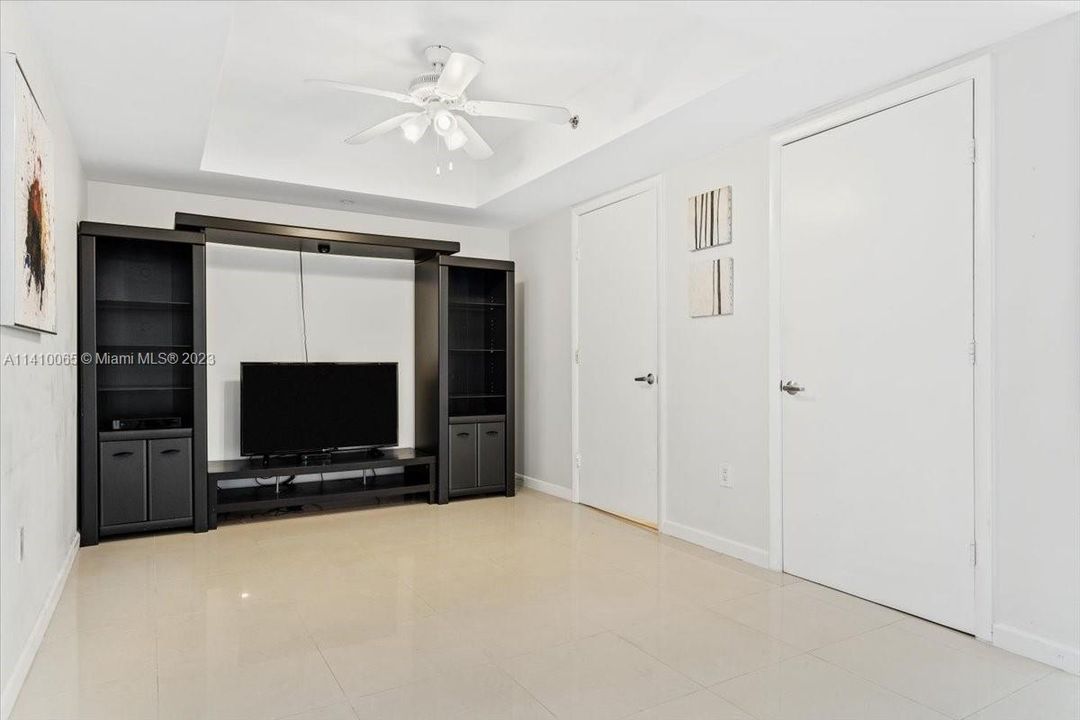 Recently Sold: $950,000 (2 beds, 2 baths, 1357 Square Feet)