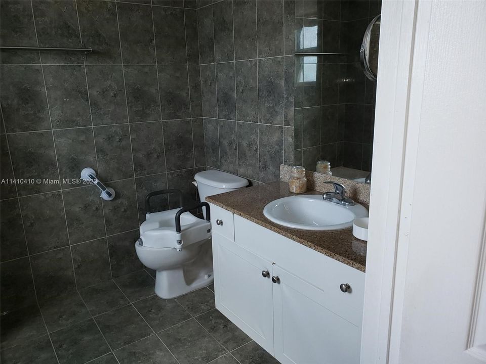 Recently Sold: $420,000 (2 beds, 2 baths, 1010 Square Feet)