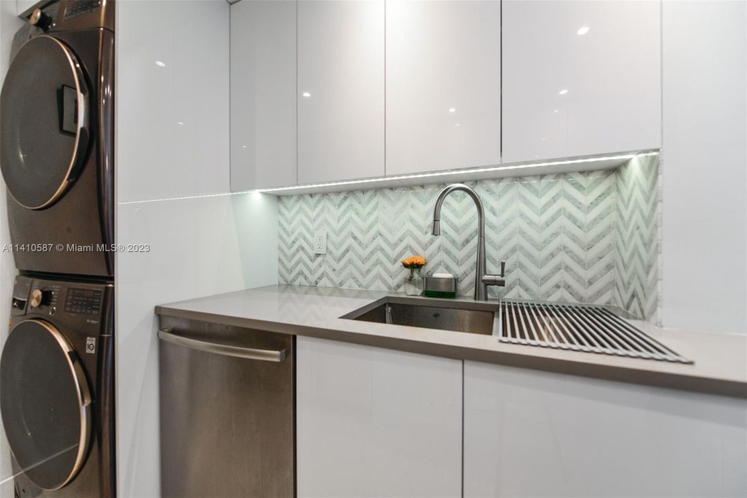Recently Sold: $1,499,000 (2 beds, 2 baths, 1056 Square Feet)