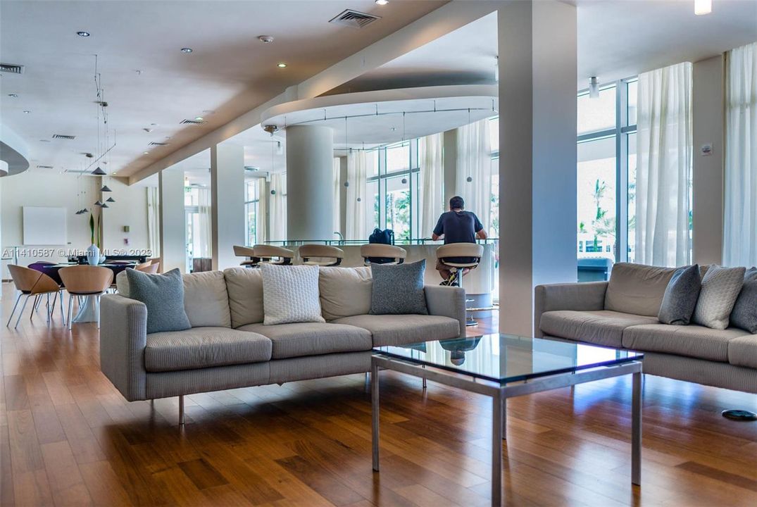 Recently Sold: $1,499,000 (2 beds, 2 baths, 1056 Square Feet)