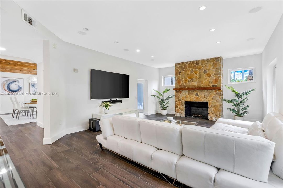 Recently Rented: $15,000 (4 beds, 3 baths, 3962 Square Feet)