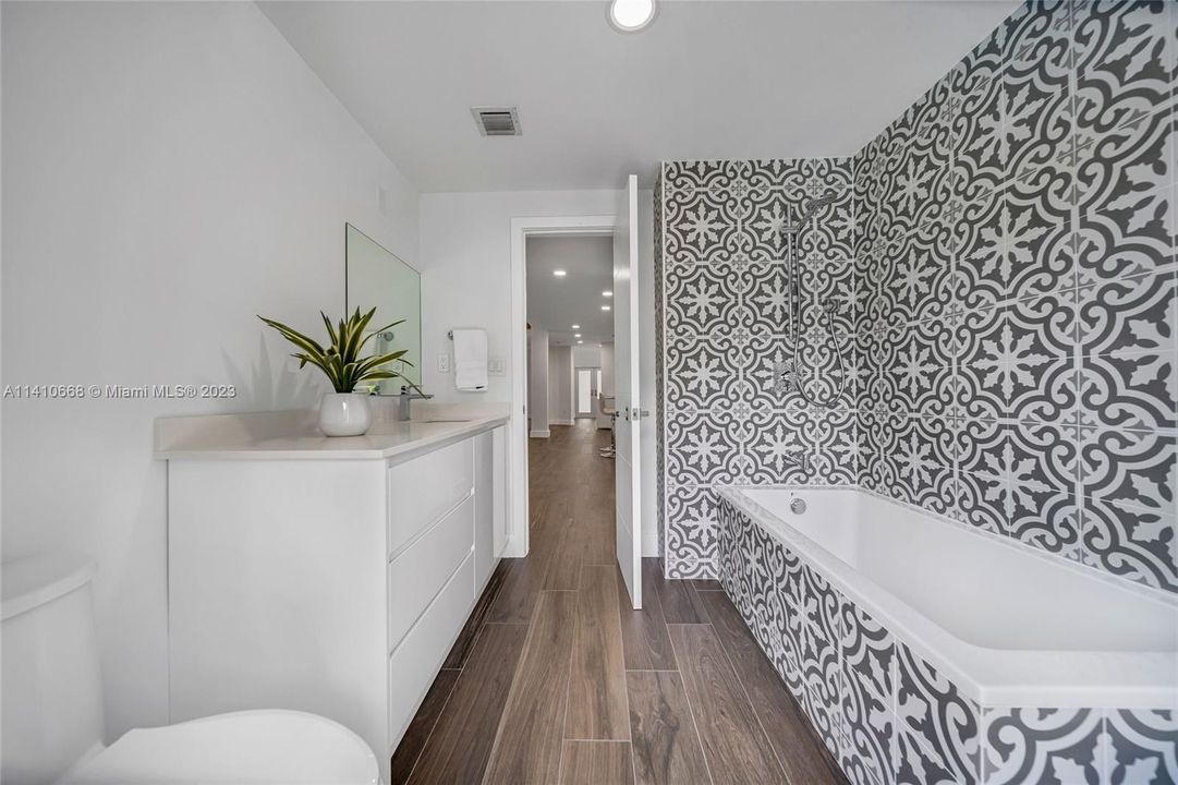 Recently Rented: $15,000 (4 beds, 3 baths, 3962 Square Feet)