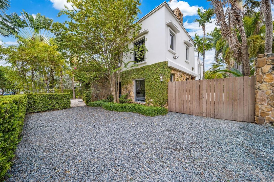 Recently Rented: $15,000 (4 beds, 3 baths, 3962 Square Feet)