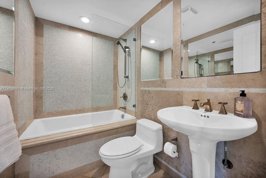 Recently Sold: $1,290,000 (2 beds, 2 baths, 1180 Square Feet)