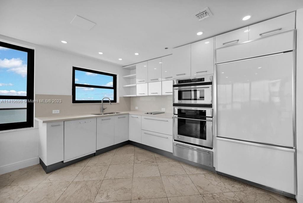 Recently Sold: $1,290,000 (2 beds, 2 baths, 1180 Square Feet)