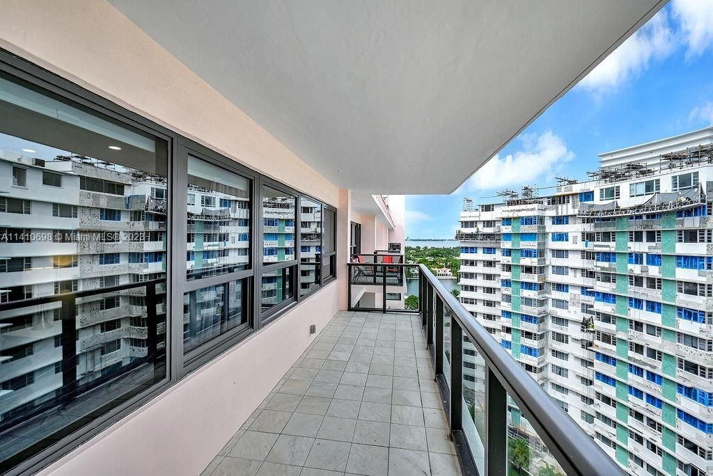 Recently Sold: $1,290,000 (2 beds, 2 baths, 1180 Square Feet)