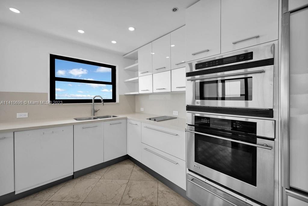 Recently Sold: $1,290,000 (2 beds, 2 baths, 1180 Square Feet)