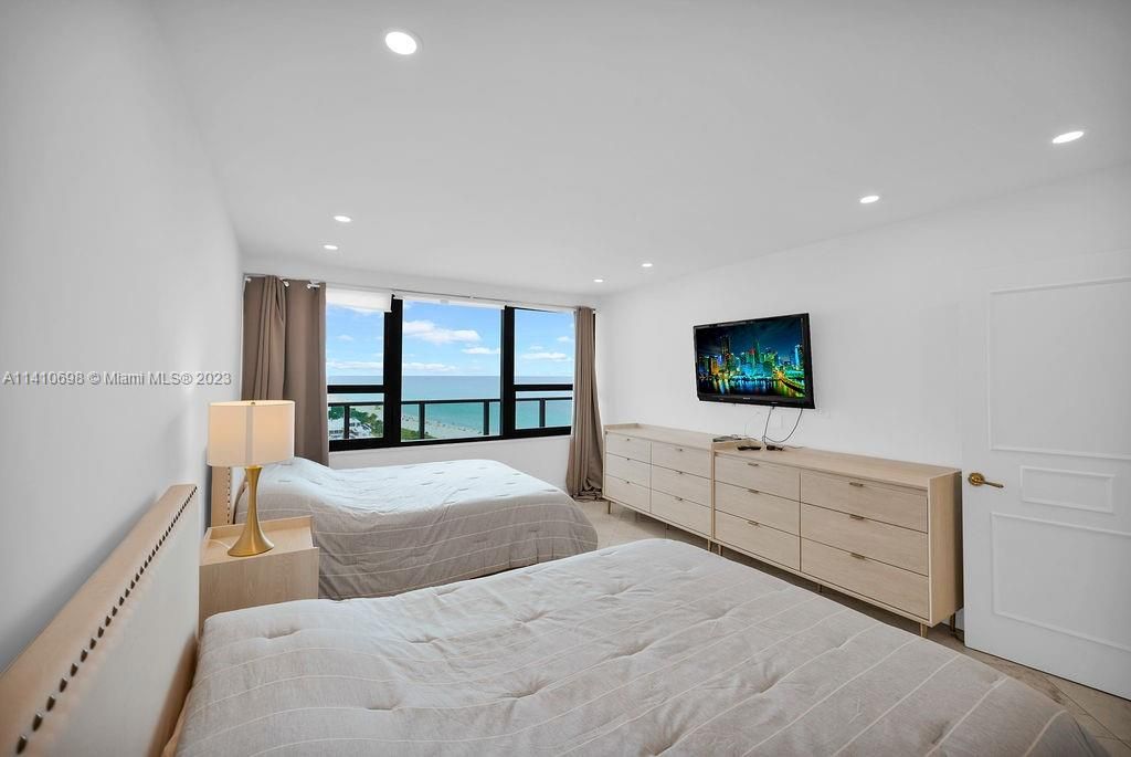 Recently Sold: $1,290,000 (2 beds, 2 baths, 1180 Square Feet)