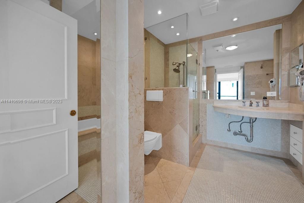 Recently Sold: $1,290,000 (2 beds, 2 baths, 1180 Square Feet)