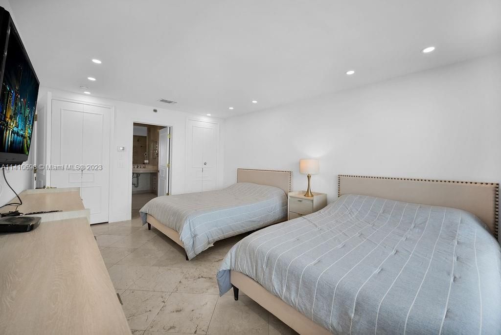 Recently Sold: $1,290,000 (2 beds, 2 baths, 1180 Square Feet)