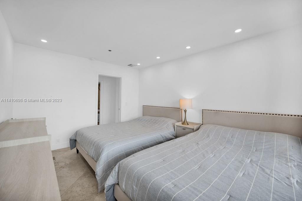 Recently Sold: $1,290,000 (2 beds, 2 baths, 1180 Square Feet)