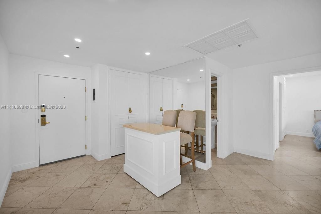 Recently Sold: $1,290,000 (2 beds, 2 baths, 1180 Square Feet)