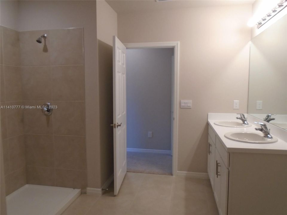 最近租的: $2,900 (4 贝兹, 2 浴室, 2090 平方英尺)