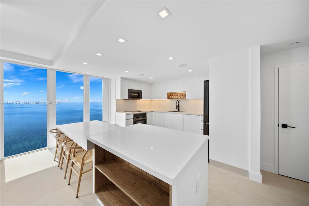 Recently Sold: $2,380,000 (2 beds, 2 baths, 1875 Square Feet)