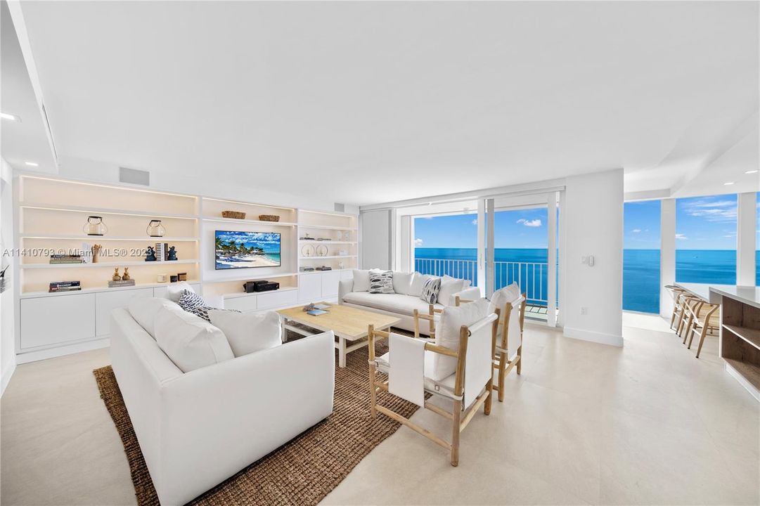 SPACIOUS AND BRIGHT LIVING ROOM WITH OCEAN VIEW.