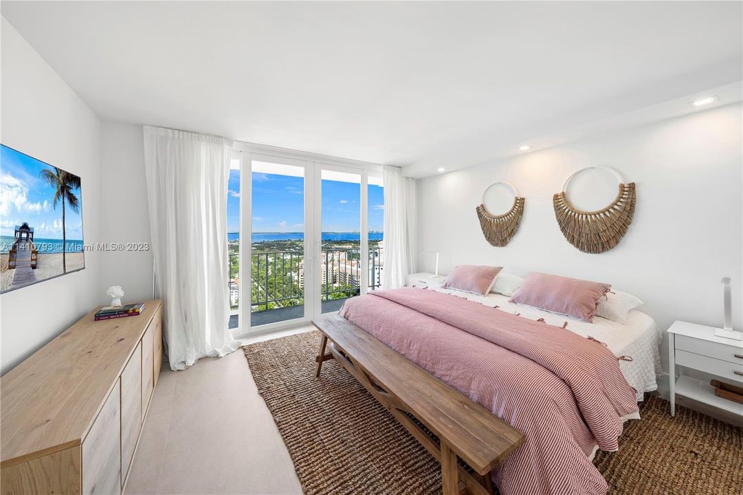 BRIGHT MASTER BEDROOM WITH CITY VIEW.