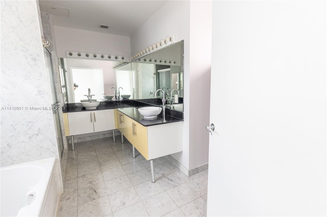 Recently Rented: $5,000 (3 beds, 2 baths, 1419 Square Feet)