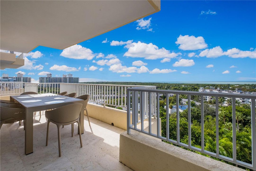 balcony w. lighthouse view
