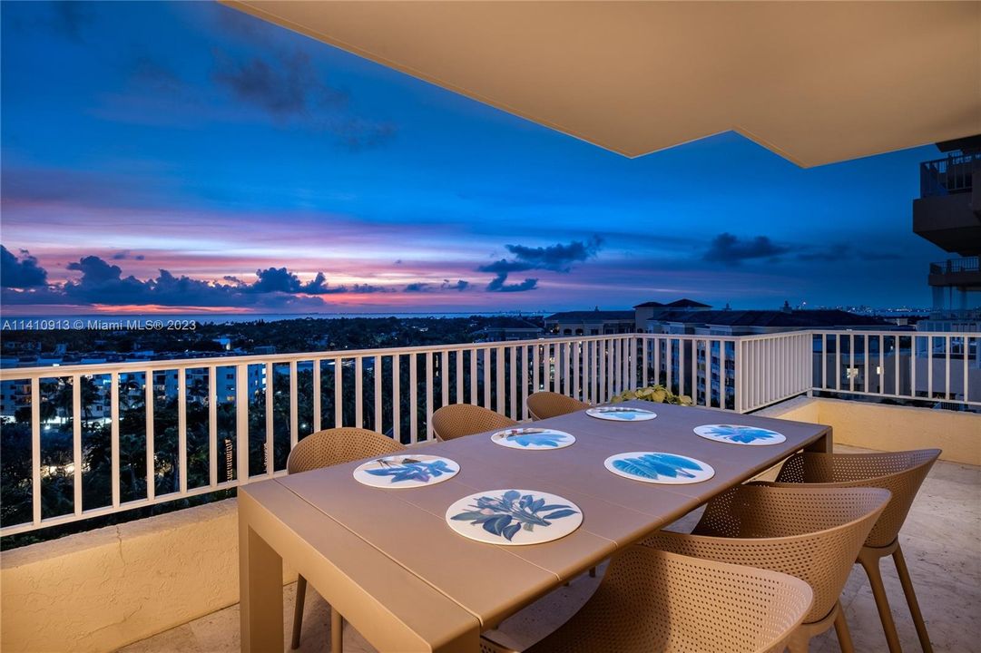 Recently Sold: $2,799,000 (2 beds, 2 baths, 2100 Square Feet)