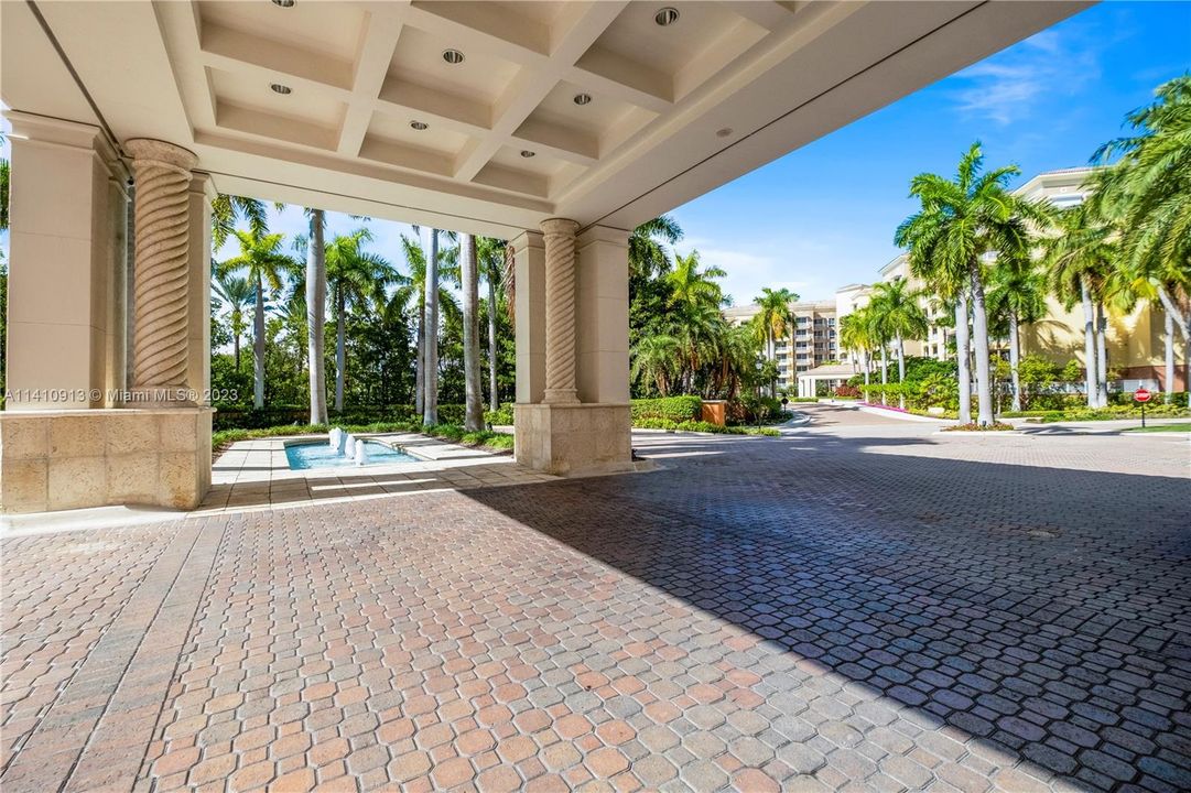 Valet / Port Cochere