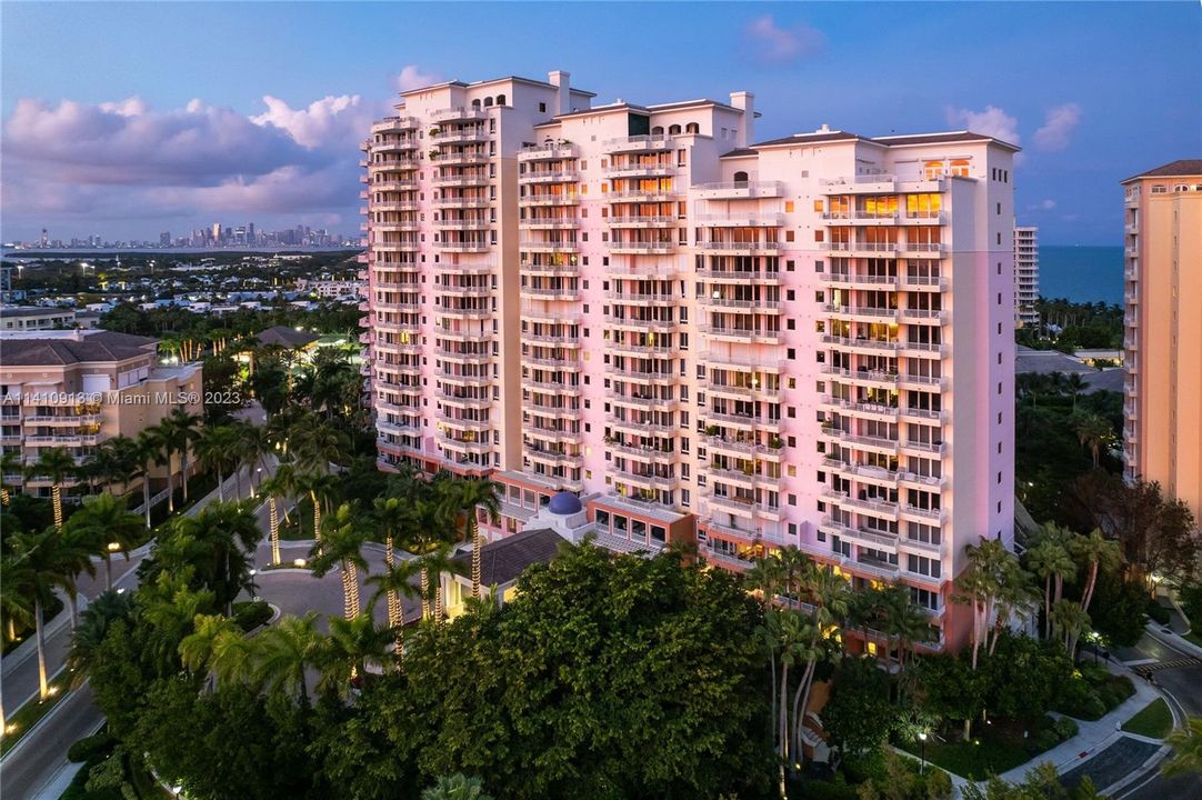 Recently Sold: $2,799,000 (2 beds, 2 baths, 2100 Square Feet)