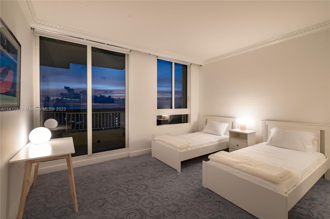 Recently Sold: $2,799,000 (2 beds, 2 baths, 2100 Square Feet)