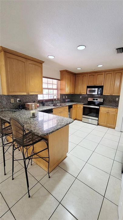 Recently Rented: $5,500 (5 beds, 6 baths, 2802 Square Feet)