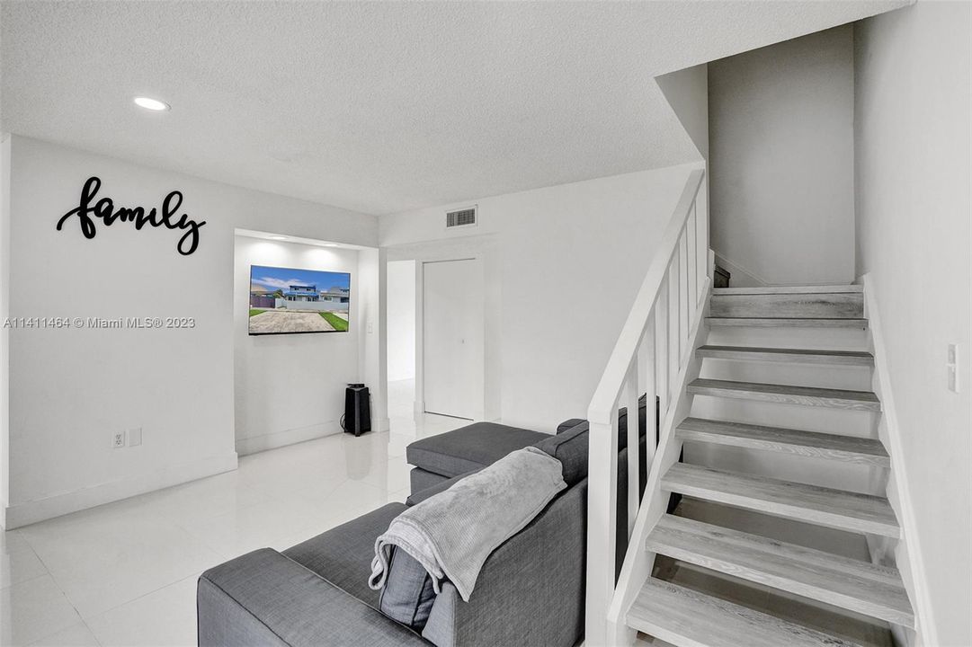 Vendido Recientemente: $499,000 (3 camas, 2 baños, 1678 Pies cuadrados)