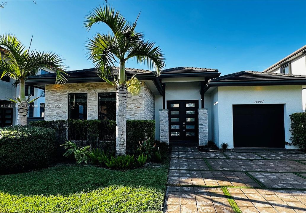 Recently Rented: $4,400 (3 beds, 2 baths, 1977 Square Feet)