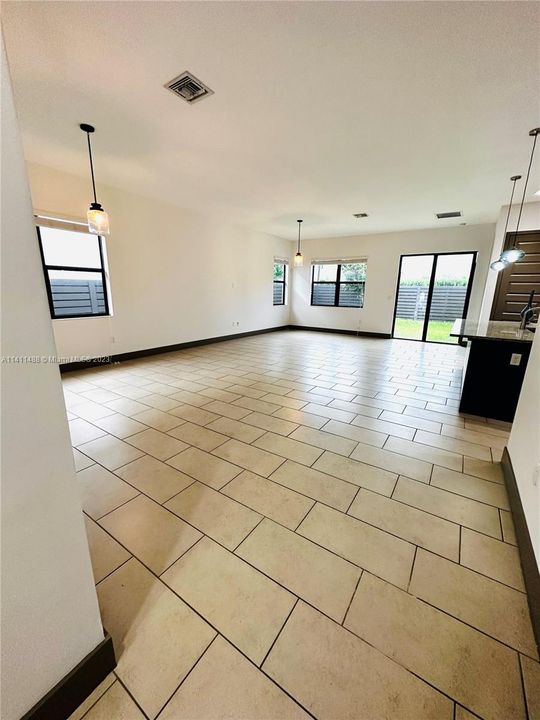 Recently Rented: $4,400 (3 beds, 2 baths, 1977 Square Feet)