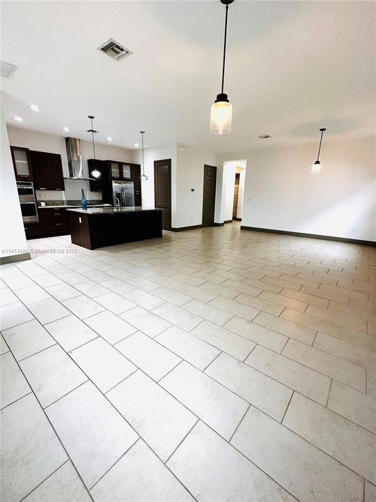 Recently Rented: $4,400 (3 beds, 2 baths, 1977 Square Feet)